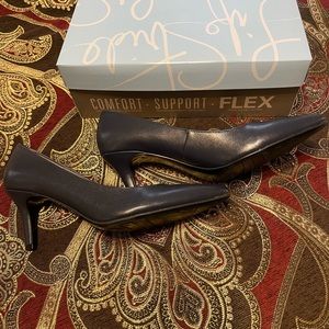 Life Stride Sevyn Navy pumps